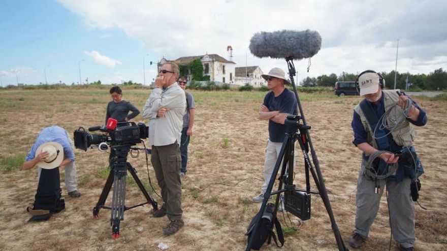 33 Un equipo de una cadena de televisión estadounidense toma imágenes junto al edificio de El Parador. | JOSÉ ANTONIO AGUILAR
