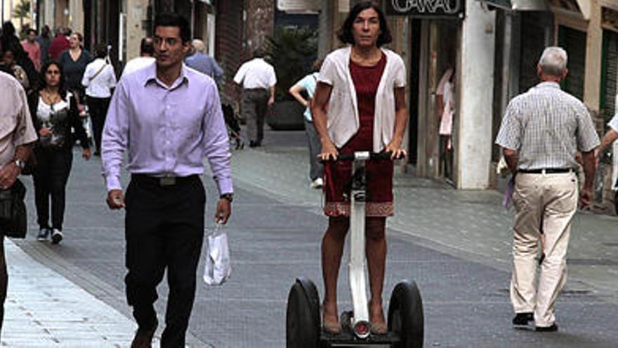 Pilar Carbonell se mueve en ´segway´ por la ciudad desde hace siete años.