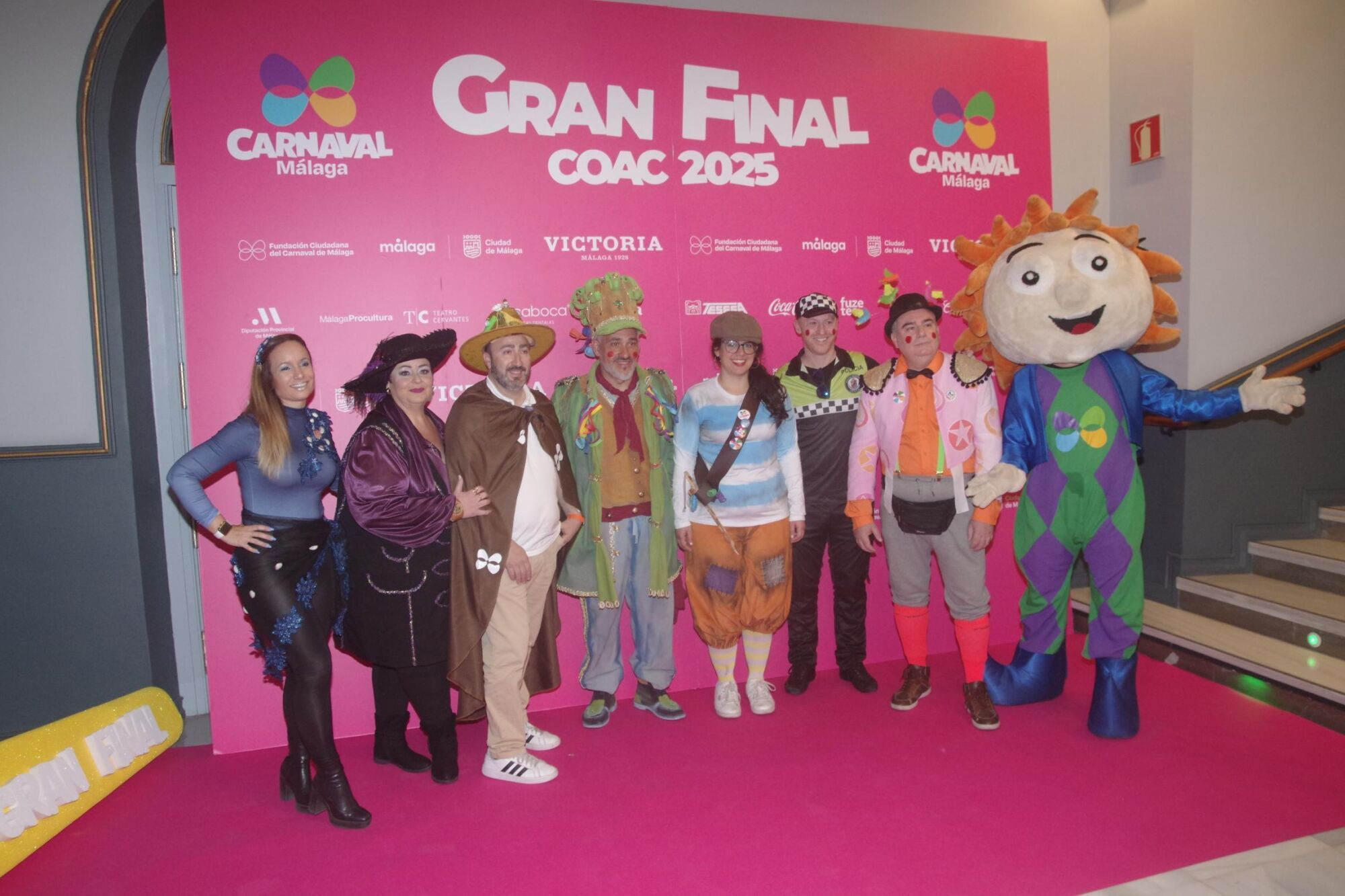 El Carnaval de Málaga se prepara para su gran final y a su photocall han asistido, entre otros, el alcalde de Málaga, Pedro Aparicio, y diferentes personalidades de la ciudad.