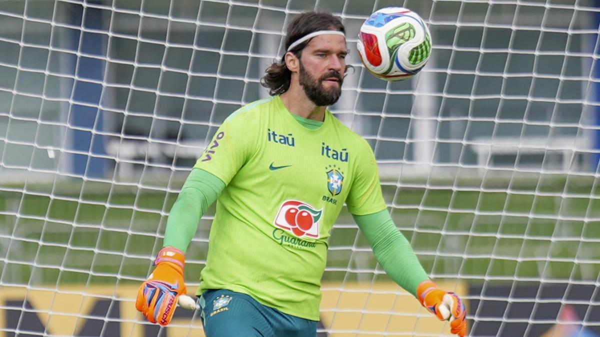 Alisson entrenando con Brasil este jueves en la Granja Comaty