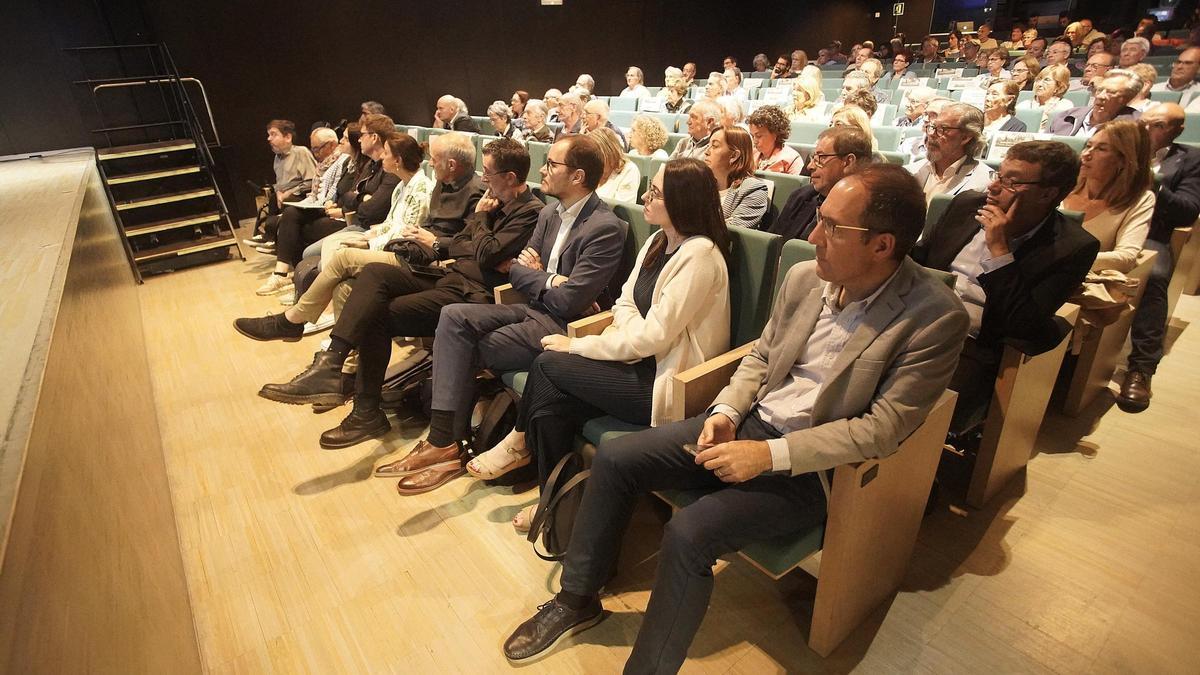 Membres del Consell del Mediterrani de Girona en el debat posterior.