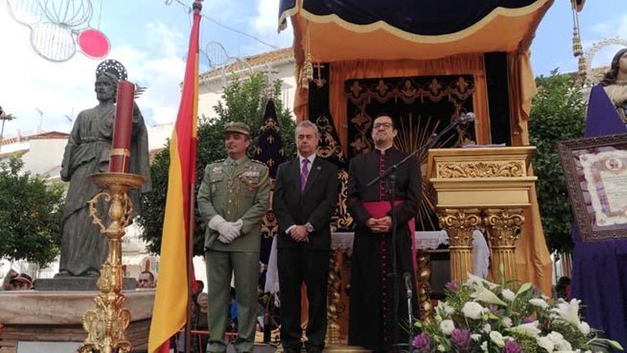 Acto de hermanamiento entre la Cofradía Nuestro Padre Jesús Nazareno y el IV Tercio Alejandro Farnesio de la Legión con la entrega del título y la imposición de medalla.