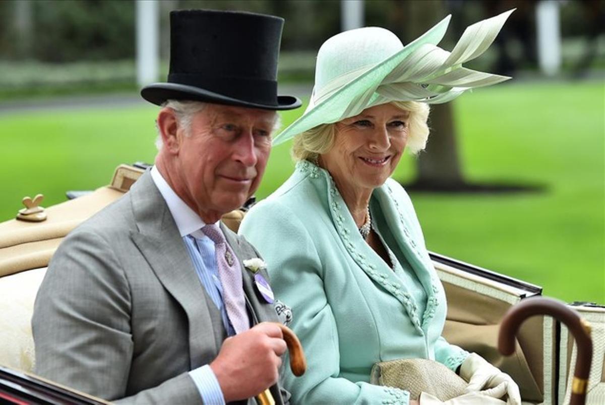 El príncipe Carlos y su mujer, la duquesa Camila de Cornualles, sonríen a su llegada a la jornada de inauguración del Royal Ascot en Londres.