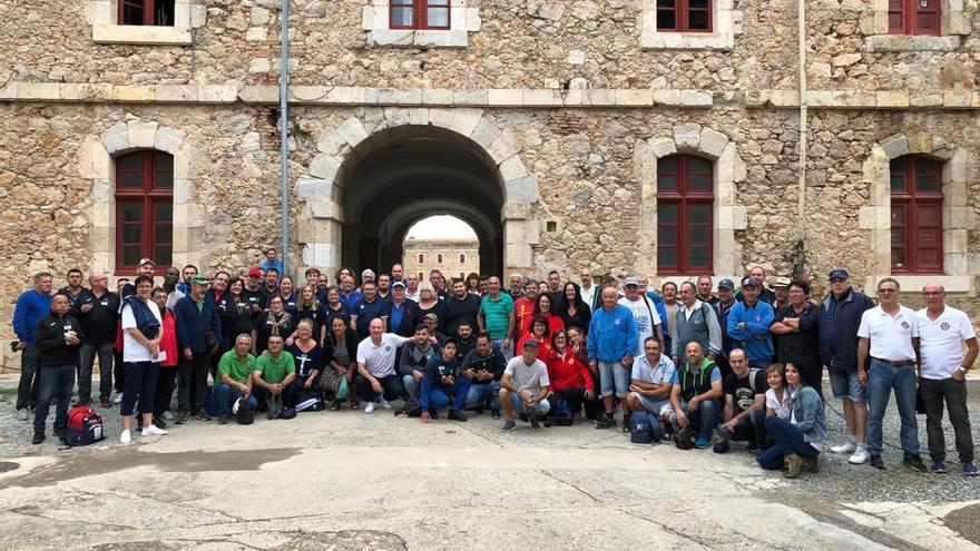 Participants i acompanyants en el pati d&#039;armes del Castell.