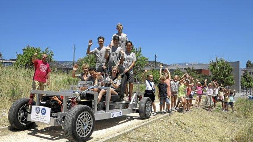 Die Mühe hat sich gelohnt! Das neue Gefährt ist fahrtüchtig und die Schüler der Escola Global in Palma de Mallorca stolz