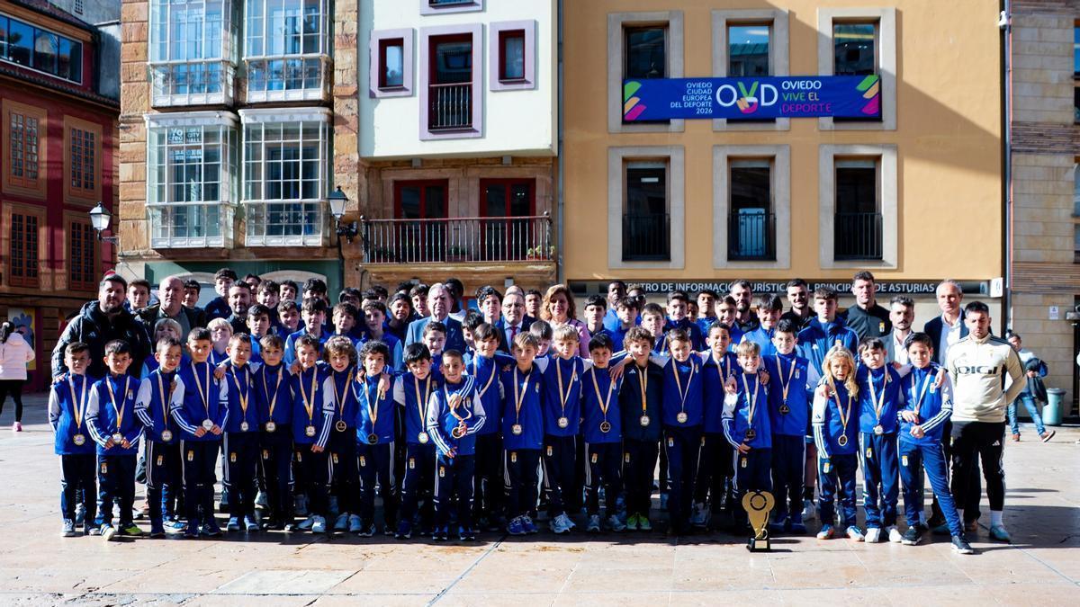 La foto de familia en la plaza del Ayuntamiento.