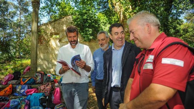El alcalde de Vilagarcía, Alberto Varela; el presidente del Puerto, Cores Tourís; el conselleiro de Cultura, Román Rodríguez; y el director de Illas Atlánticas, Fernández Bouzas, en Cortegada.