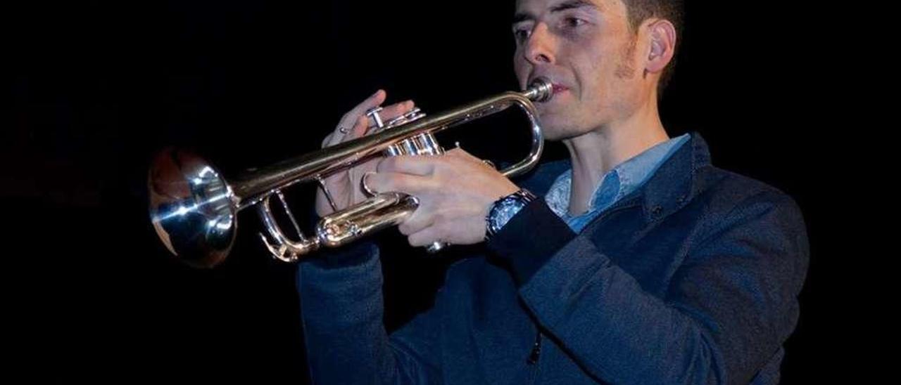 Chema Golmar compagina su afición por la música con su vida profesional.