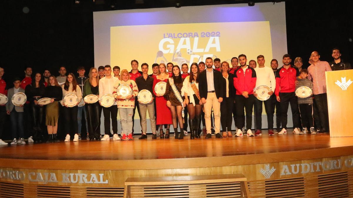 Foto de familia en la nueva edición de la Gala del Deporte de l’Alcora 2022, celebrada anoche en el Auditorio de la Caixa Rural de la capital de l’Alcalatén.