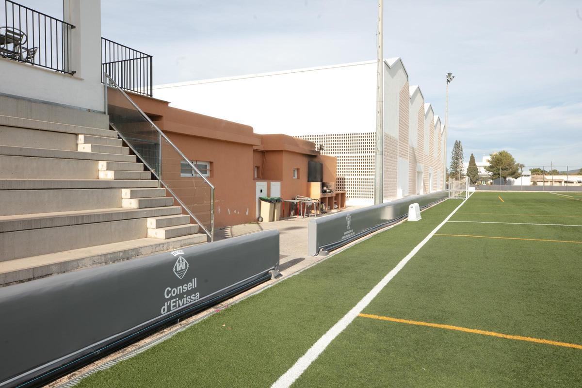 Vista del campo de fútbol de Puig d'en Valls, tras la instalación de las protecciones acolchadas.