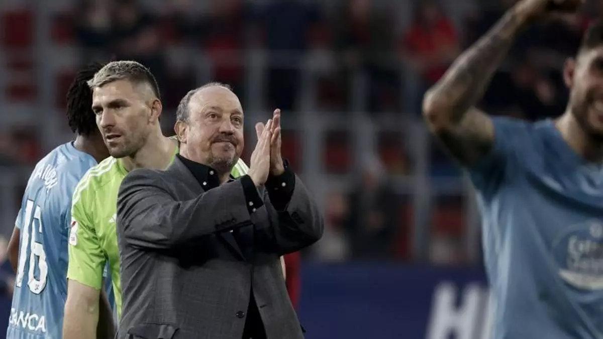 Rafa Benítez saluda a la afición después de un partido del Celta