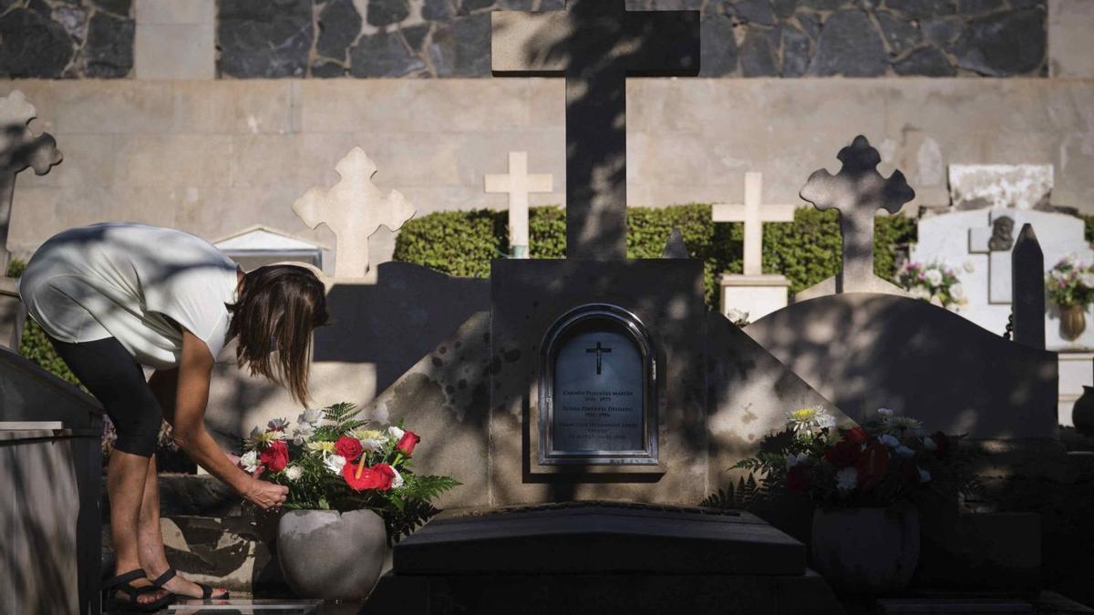 El objetivo de casi todos los que visitaban ayer Santa Lastenia era colocar flores a sus familiares y seres queridos y cumplir con la tradición. | carsten w. lauritsen