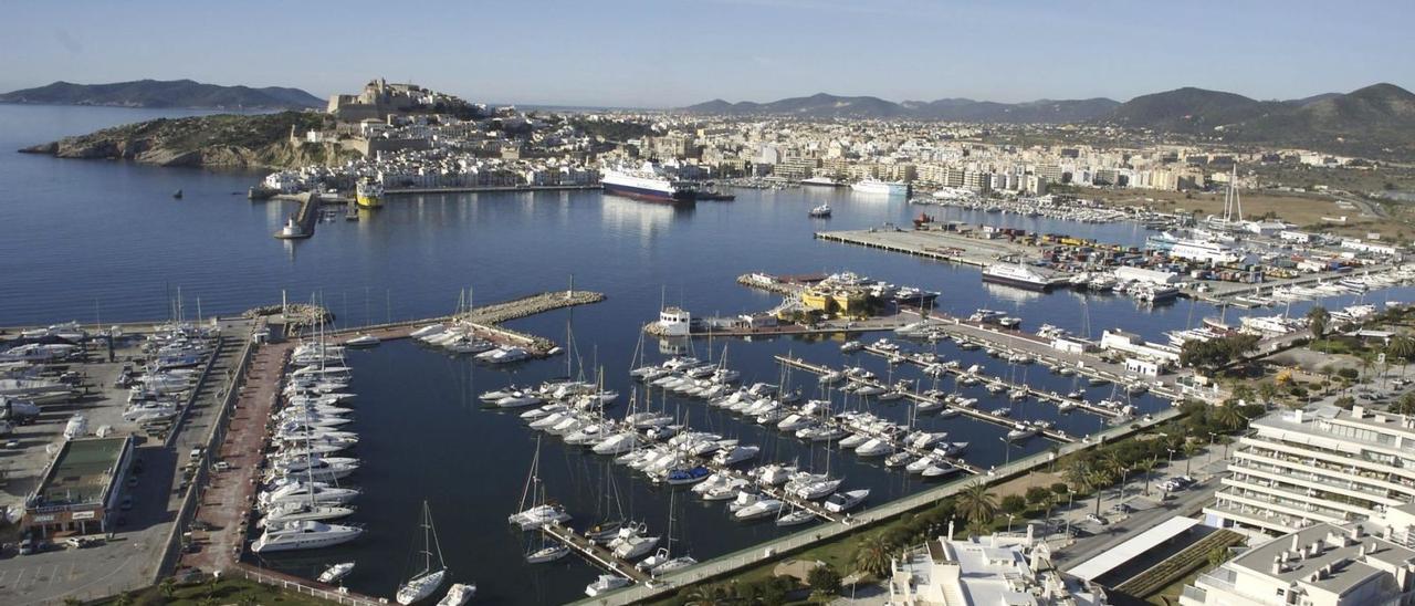 Vista aérea de parte del puerto de Eivissa, con Dalt Vila al fondo. | FABIÁN RIVERO
