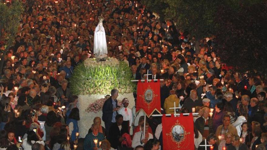 La imagen de la virgen de Fátima recorrió las calles de O Couto acompañada de miles de fieles en la Procesión de la Antorchas. |   // IÑAKI OSORIO