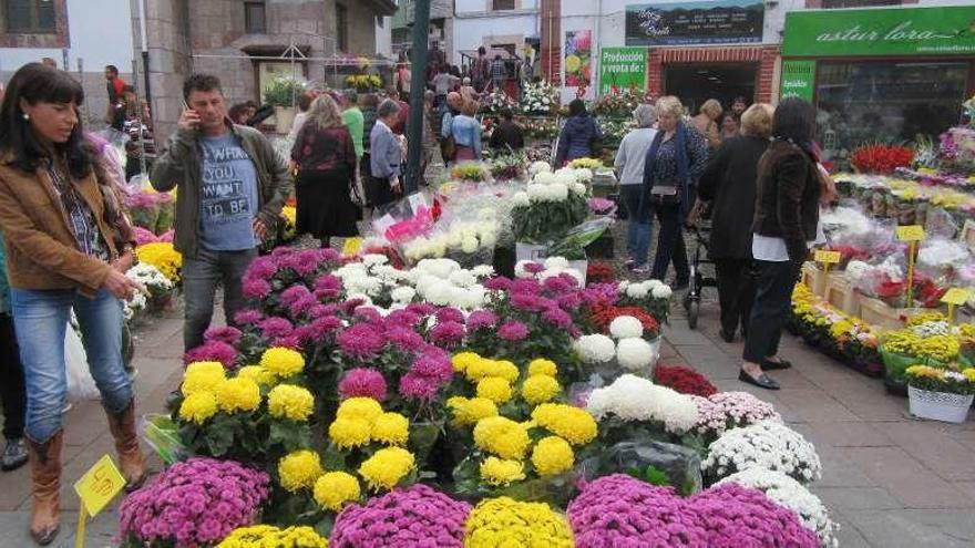 Animada venta de flores en la plaza dominical de Cangas de Onís