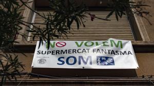 Pancarta contra el ’supermercado fantasma’ en el barrio de La Maternitat i Sant Ramon, en Les Corts.