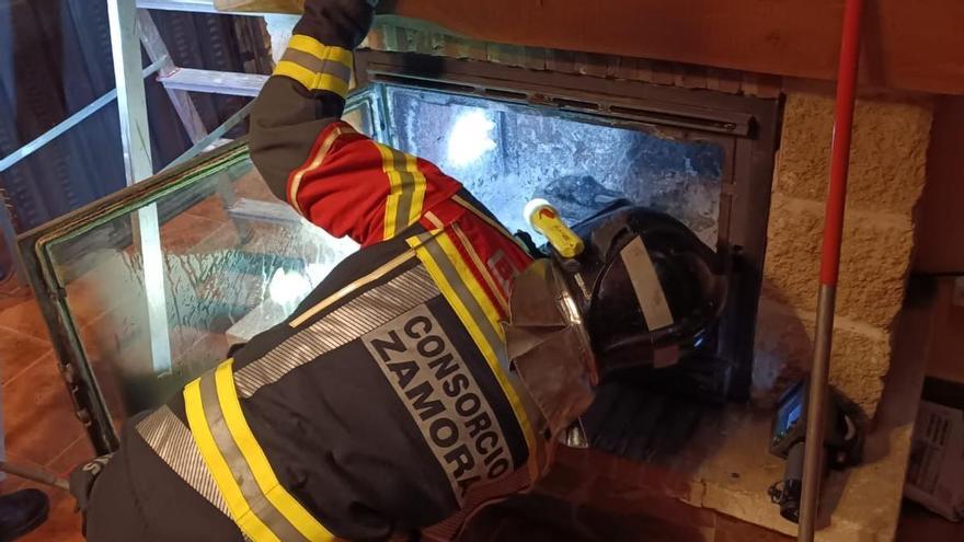 Los bomberos revisan la chimenea en Molezuelas de la Carballeda.