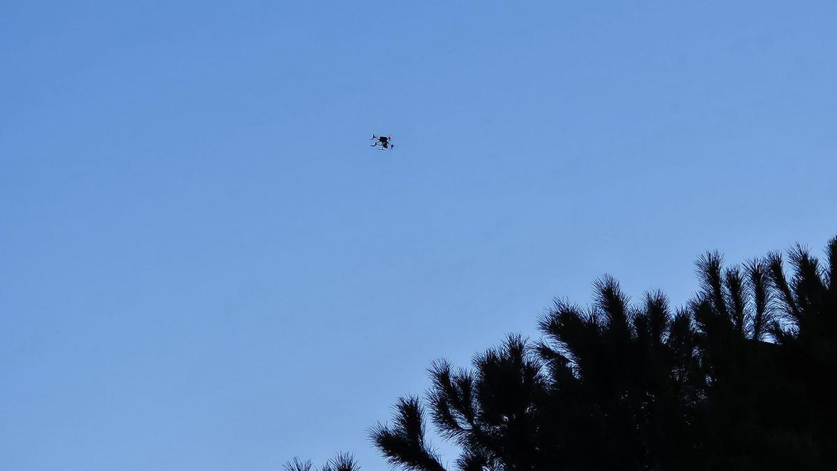 Los drones vuelven a sobrevolar los restos para buscar más víctimas.