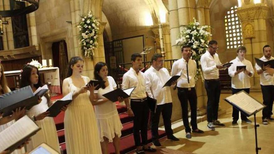 El coro &quot;Cantarte&quot; estrechó lazos entre León y Asturias