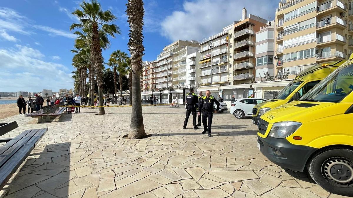 Les fotos del rescat d'una banyista a Blanes en ser arrossegada per una onada