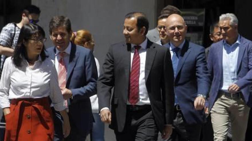 Layhoon Chan, izquierda, con Anil Murthy y Mateu Alemany, al salir ayer de Mestalla.