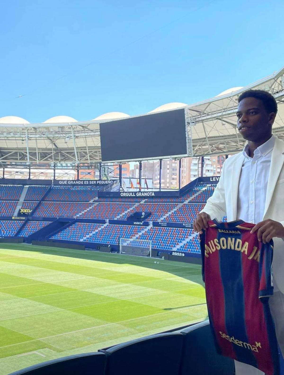 Primeras imágenes de Musonda como nuevo futbolista del Levante UD Primeras imágenes de Musonda como nuevo futbolista del Levante UD