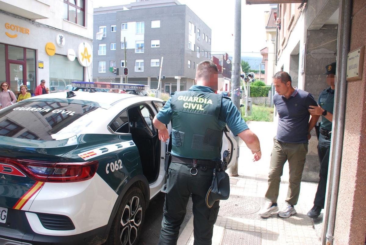 La salida del acusado de la sede judicial, camino del Centro Penitenciario de Asturias.