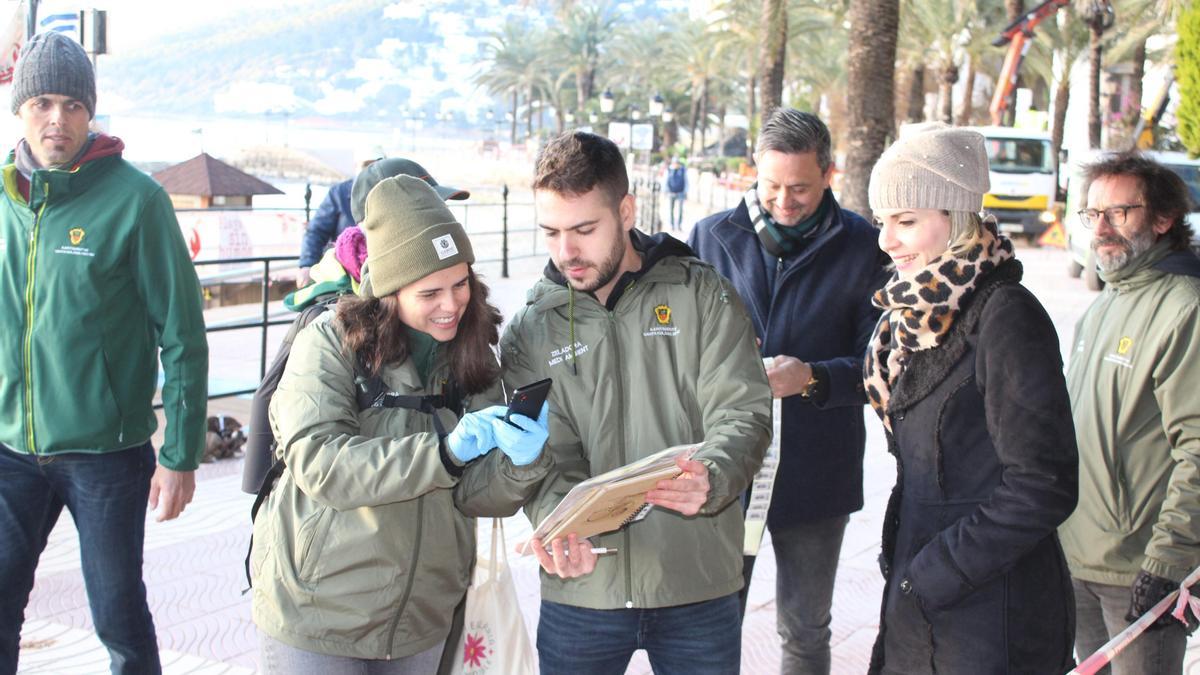 Se ha formado a celadores y técnicos del departamento de Medio Ambiente para la toma de muestras.