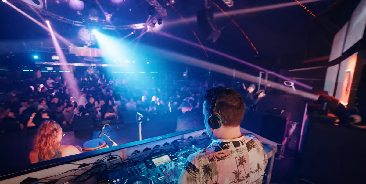 Un DJ actúa ante los jóvenes que llenan la pista en Dona Dana