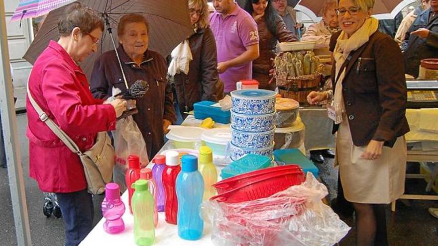 Els comerciants del carrer Barcelona celebren la Fira de Primavera tot i la pluja