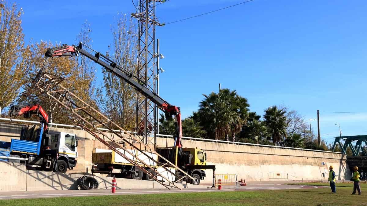 Tareas de desmantelamiento de una de las torres de media tensión de Sant Adrià del Besòs.