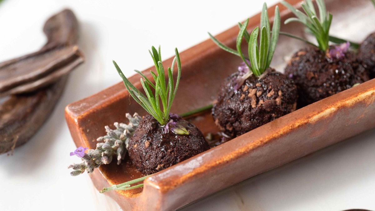 Las trufas veganas de algarroba y lavanda con aceite de oliva de El Vendrell de Iolanda Bustos para el restaurante D.O., en el Hotel Le Méridien Ra Beach.