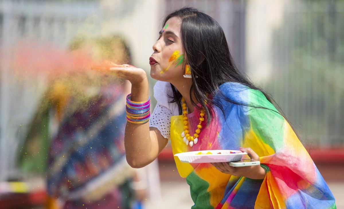 Celebración del Holi en el templo nacional Dhakeshwari, en Dhaka, Bangladesh