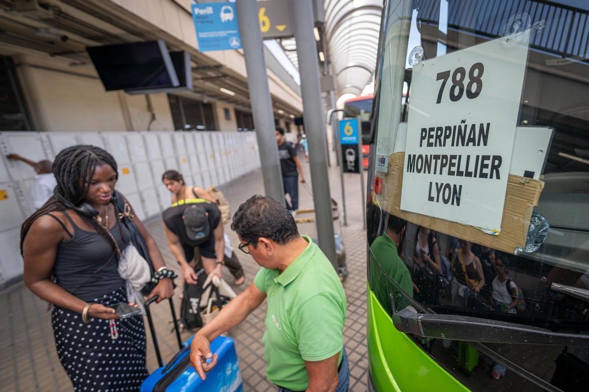 Estació Barcelona Nord. Ambiente de tránsito de viajeros en la Estació del Nord de Barcelona, con pasajeros entrando y saliendo de la terminal y accediendo a autobuses de compañías nacionales e internacionales como Alsa, FlixBus, BlaBlaCar Bus y Eurolines, que conectan la ciudad con destinos de España y distintos países de Europa, a 21 de junio de 2026. Barcelona. AUTOR: MANU MITRU | EPC