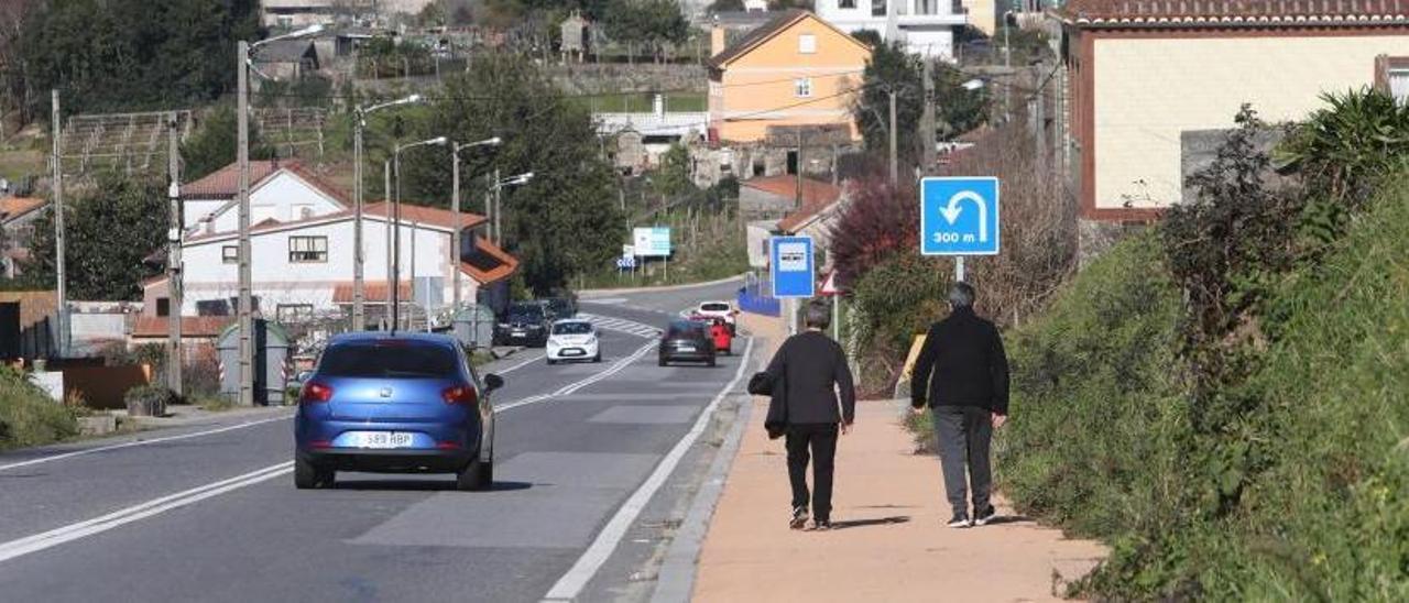 La senda peatonal en la carretera PO-551 entre Trasouto y A Portela.   | // SANTOS ÁLVAREZ