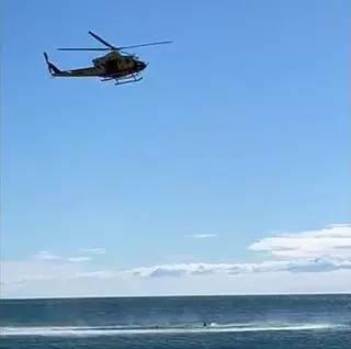 Rescate con final feliz de una perra que se tragaba el mar en Cullera