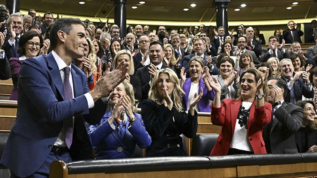 Pedro Sánchez celebra su reelección como presidente del Gobierno tras la segunda sesión de investidura.