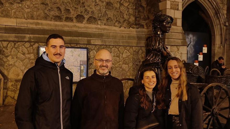 Por la izquierda, Daniel López., Miguel Álvarez, Carmen Fernández y Claudia Hevia, junto a la famosa estatua de Molly Malone, en Dublín. | P. T.