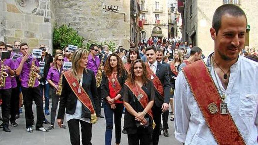 El regidor Òscar Garcia abandonant la comitiva davant de la Catedral