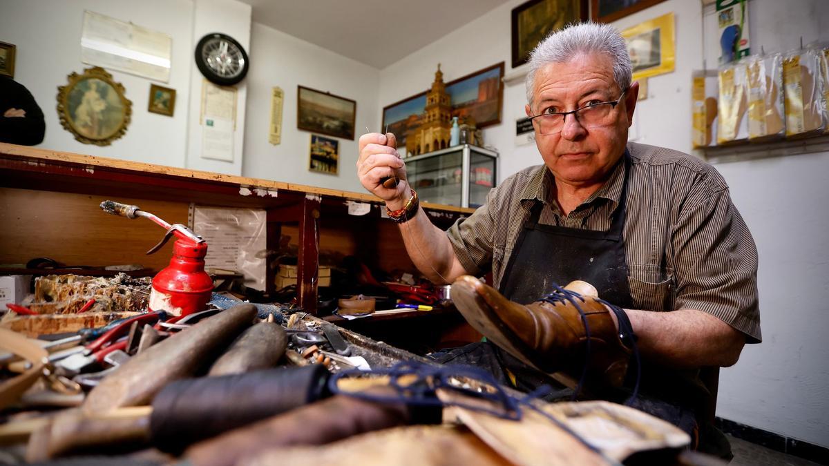 Francisco Clavero da una puntada a un zapato.