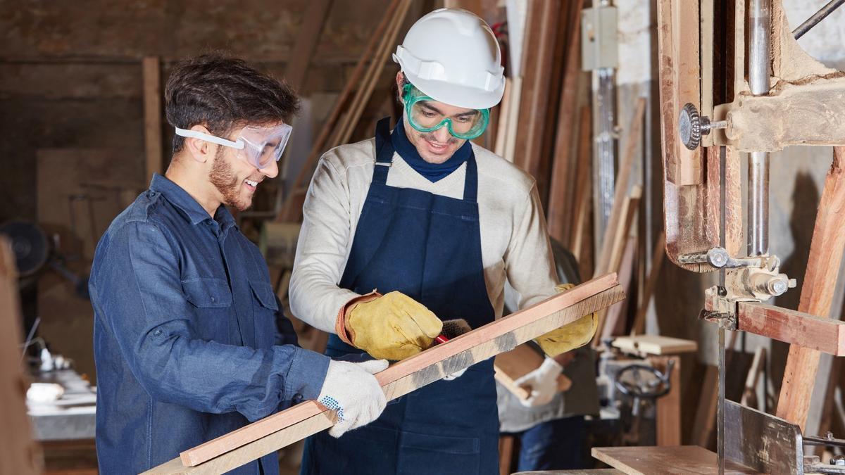 Un joven se forma en ebanistería durante un contrato laboral.