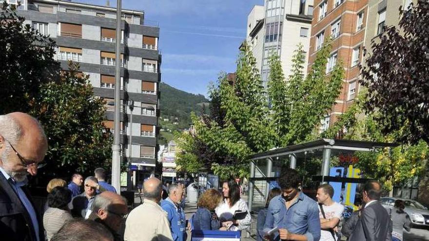 Recogida de firmas en la calle Manuel Llaneza.