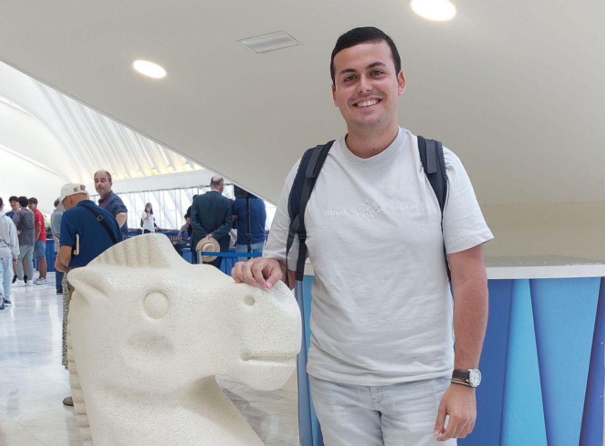 Alvaro Río posa junto a una pieza de ajedrez. | C. D. C.