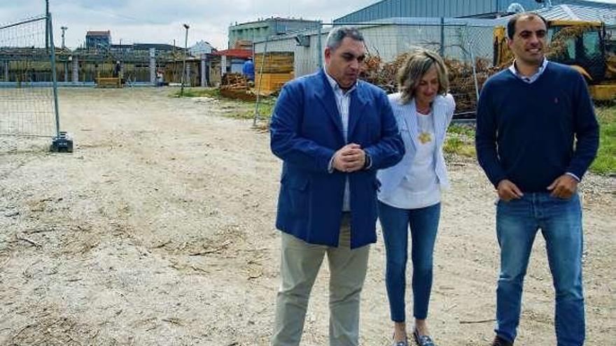 Los diputados del PP, ayer junto a la piscina de Cambados. // I.Abella