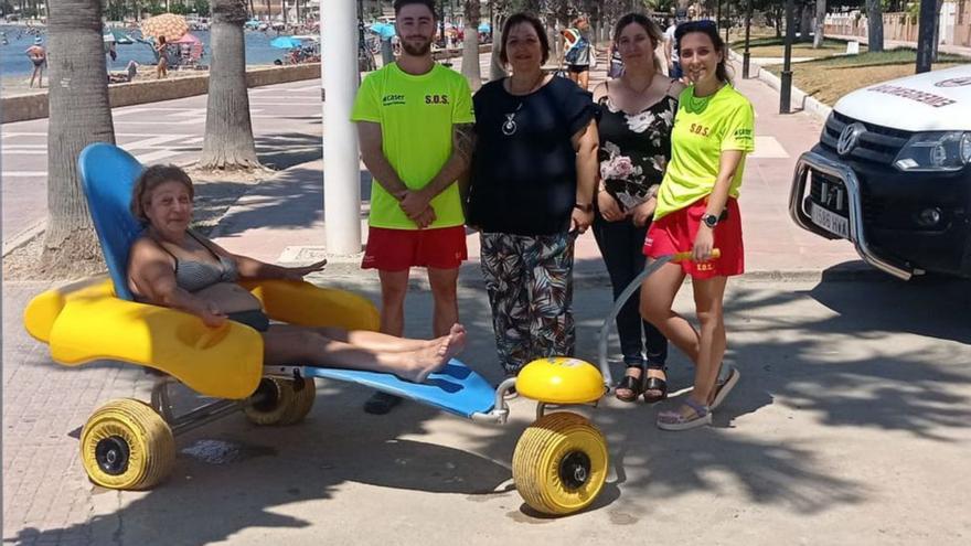 Una de las sillas para el baño de Los Alcázares. | L. O.