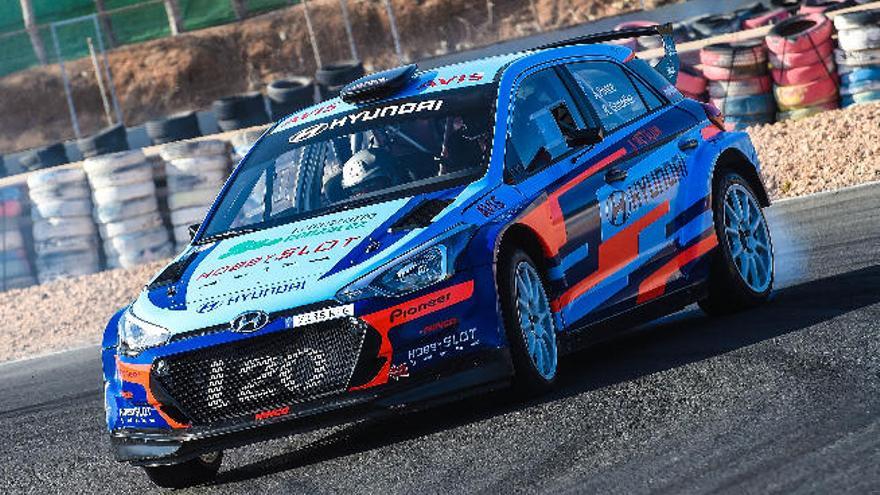 Toñi Ponce y Rubén González, derrapando con el Hyundai i20 R5, en el circuito de Maspalomas