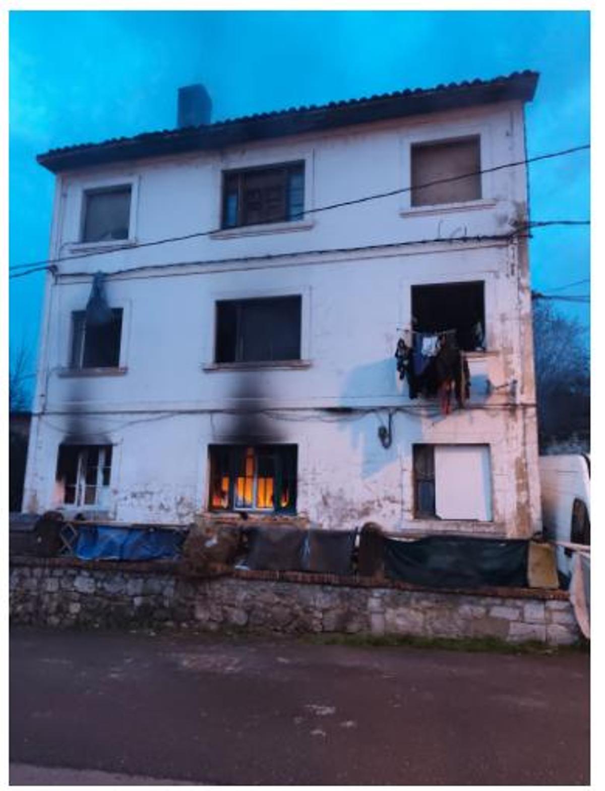 Las llamas en la vivienda.