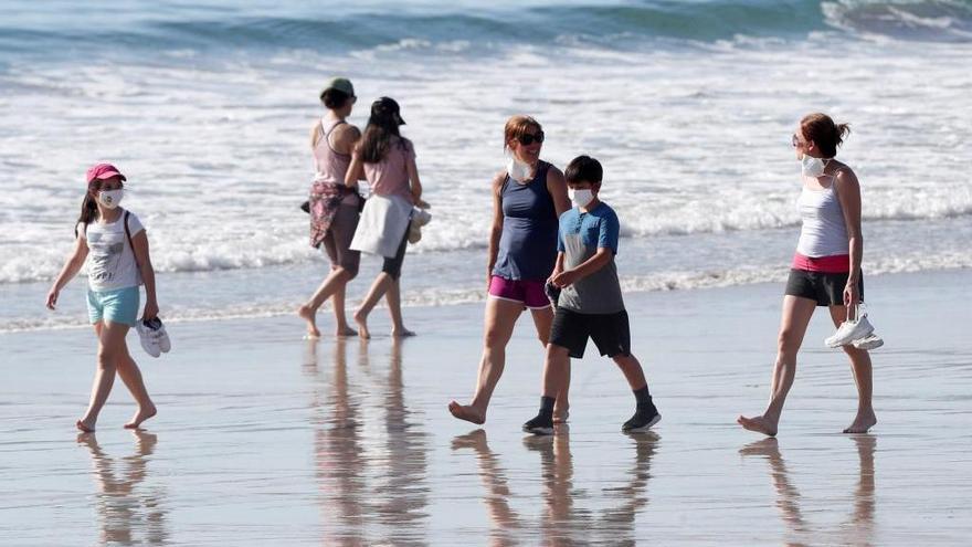 Gente paseando por la playa de Samil, en Vigo, aprovechando los permisos del estado de alarma. // Ricaro Grobas