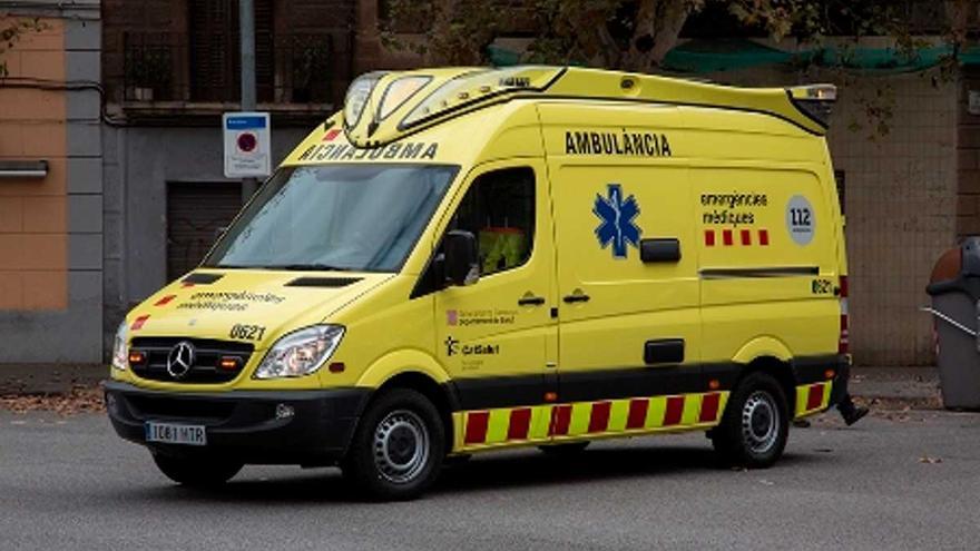 Un motorista ferit en un xoc amb un cotxe a Girona