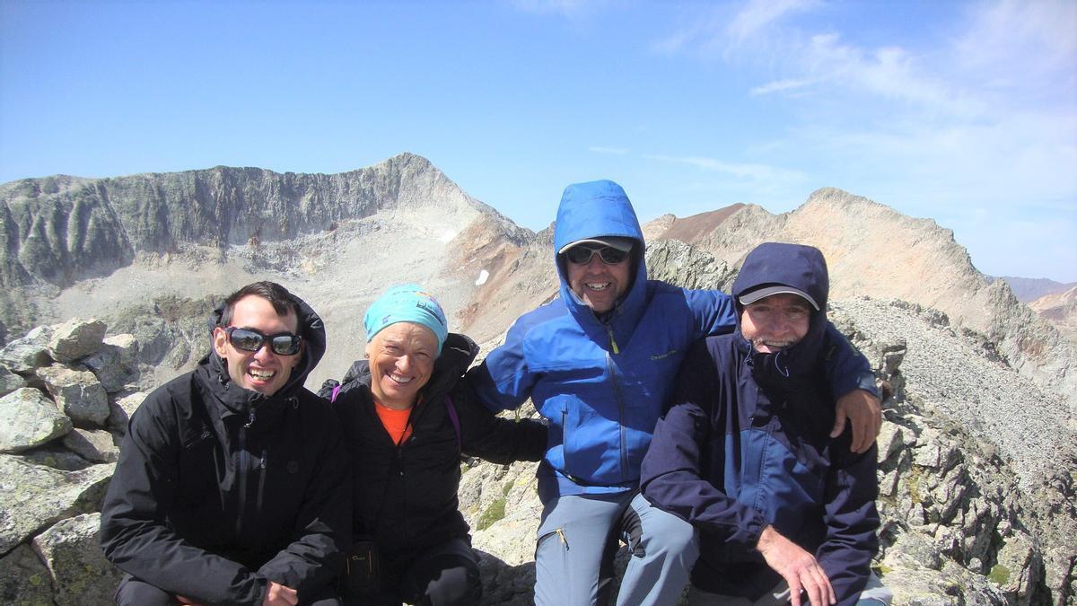 A la imatge, el grup al cim de la Tuca Rabadá.